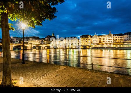 Blick auf den Rhein mit Mittlere Viadukt (Mittlere Brücke) in ein Hotel am Abend, Basel, Kanton Basel-Stadt, Schweiz Stockfoto