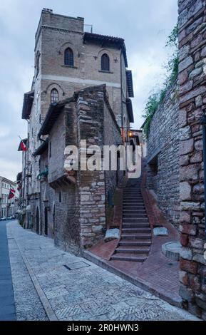 Schritte in einer Gasse von der Via de San Francesco, Assisi, UNESCO-Weltkulturerbe, Via Francigena di San Francesco, St. Francis Way, Assisi, Provinz Stockfoto