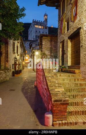 Via A. Piccardi, Treppen und Gasse in der Altstadt, Palazzo dei Consoli Rathaus im Hintergrund, historisches Zentrum von Gubbio, St. Francis von Assisi, V. Stockfoto