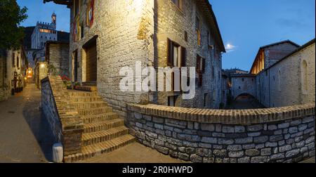 Via A. Piccardi, Treppen und Gasse in der Altstadt, Palazzo dei Consoli Rathaus im Hintergrund, historisches Zentrum, von Gubbio, St. Francis von Assisi, Stockfoto