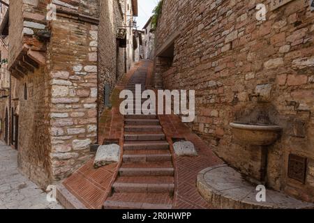 Schritte in einer Gasse von der Via de San Francesco, Assisi, UNESCO-Weltkulturerbe, Via Francigena di San Francesco, St. Francis Way, Assisi, Provinz Stockfoto