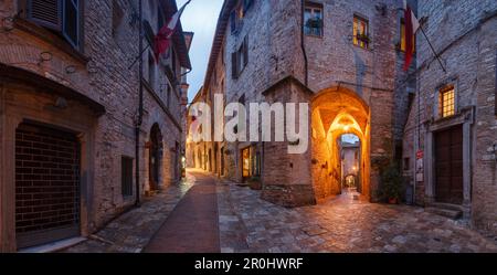 Via San Rufino, Allee in Assisi bei Nacht, UNESCO-Weltkulturerbe, St. Francis von Assisi, Via Francigena di San Francesco, St. Francis Way, Provinz Stockfoto