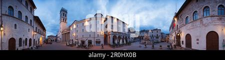 Piazza del Comune, Hauptplatz im Abendlicht, Tempel der Minerva und Palazzo del Capitano del Populo mit Turm, UNESCO-Weltkulturerbe, Via Stockfoto