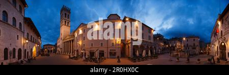 Piazza del Comune, Hauptplatz, Minerva-Tempel und Palazzo del Capitano del Populo mit Turm, UNESCO-Weltkulturerbe, St. Francis von Assisi, VI Stockfoto