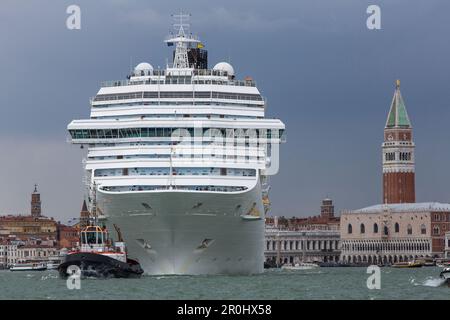 Kreuzfahrtschiff wird in Giudecca Canal, No Grandi Navi, in der Nähe von San Giorgio Maggiore, Venedig, Italien abgeschleppt Stockfoto