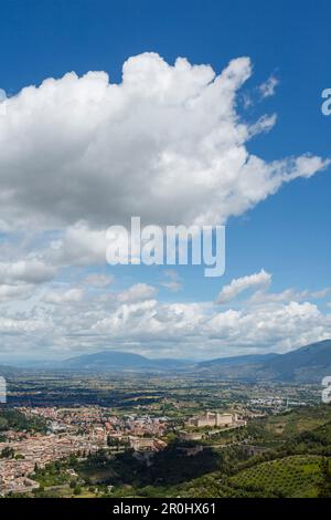 Blick auf Spoleto, Stadt im Umbra-Tal, Valle Umbra, Rocca Albornoziana, Kardinal's Festung vom 14.Jhd., St. Francis von Assisi, Via Francigen Stockfoto