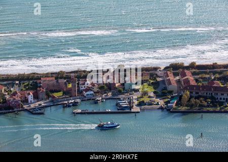 Blick aus der Vogelperspektive auf die Lagune von Venedig mit Fischerbooten, Pellestrina, Mittelmeer, Venedig, Venetien, Italien Stockfoto