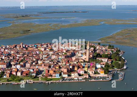 Luftaufnahme der Lagune von Venedig mit Salzwiesen, Insel Burano, Fischerdorf mit bunten Häuserfassaden, Veneto, Italien Stockfoto