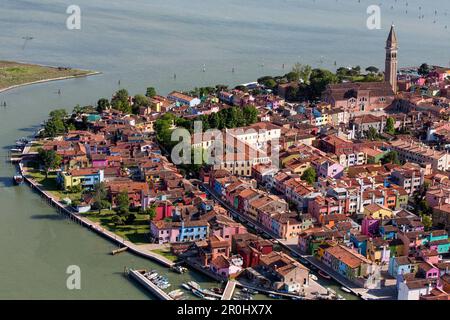 Luftaufnahme der Lagune von Venedig mit Salzwiesen, Insel Burano, Fischerdorf mit bunten Häuserfassaden, Veneto, Italien Stockfoto