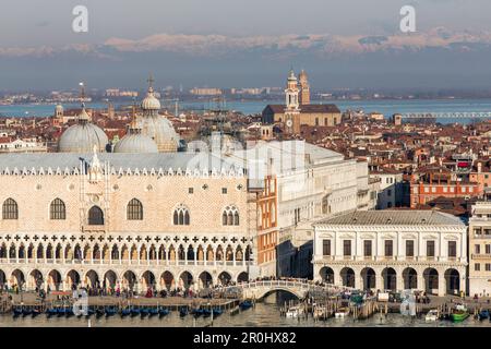 Luftaufnahme von venedig mit Campanile di San marco, schneebedeckte Alpenberge im Hintergrund, Venedig, Venetien, Italien Stockfoto