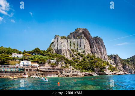 Blick von einem Boot in Richtung Marina Piccola, Capri, Neapel, Kampanien, Italien Stockfoto
