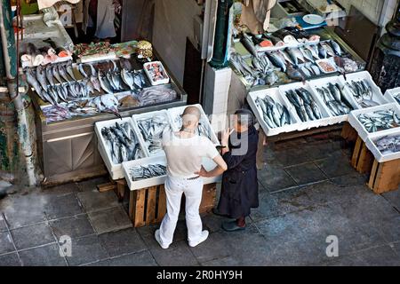 Marktstand mit Fisch, Mercado do Bolhao, Porto, Portugal Stockfoto