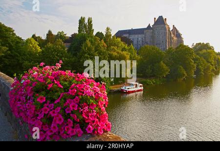 Blick auf Abbaye Saint-Pierre-de-Solesmes, Solesmes, Hausboot auf dem Fluss Sarthe, Abt. Sarthe, Region Pays de la Loire, Frankreich, Europa Stockfoto