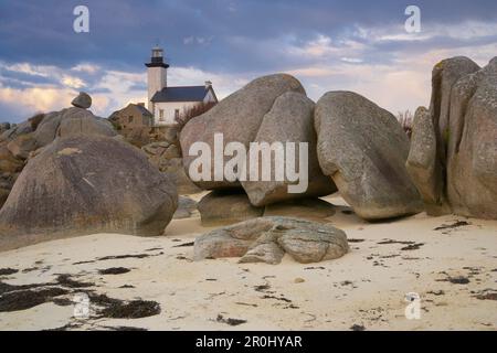 Felsige Küste an der Pointe de Pontusval mit Phare de Pontusval, Brignon Plage, Abt. Finistere, Bretagne, Frankreich Stockfoto