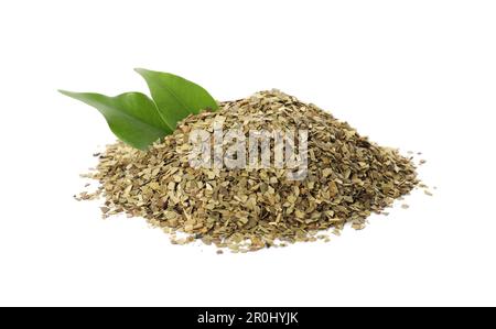 Ein Haufen aromatischer Mate-Tee und frische Blätter auf weißem Hintergrund Stockfoto