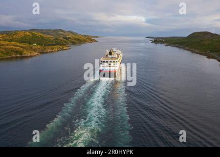 Frau Midnatsol of the Hurtigruten Going Sorth near Roervik, Naeroysundet, Province of North-Troendelag, Troendelag, Norwegen, Europa Stockfoto