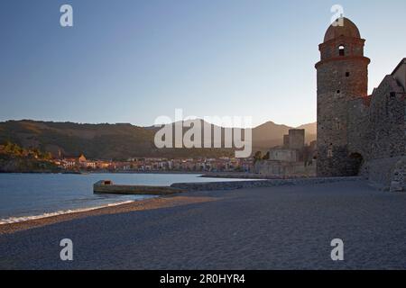 Collioure-Strand mit Elise Notre-Dame-des-Anges und Château Royal des Templiers, Côte Vermeille, mediterrane Abteilung Pyrénées-Orientales, Roussillon Stockfoto