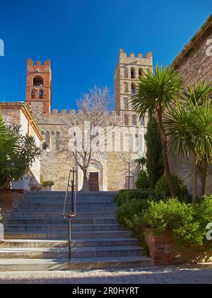 Altstadt mit Kirche, Elne, Abt. Pyrénées-Orientales, Roussillon, Frankreich Stockfoto