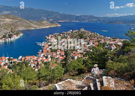 Schritte bis zu den Ebenen über dem Hafen von Kastellorizo, Dodekanes, Süd Ägäis, Griechenland Stockfoto