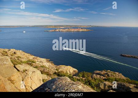 Blick von Ronnang auf Tjoern Island nach Astol Island, vorne und Istoen Island mit Marstrand im Hintergrund, Provinz Bohuslaen, Westküste Stockfoto