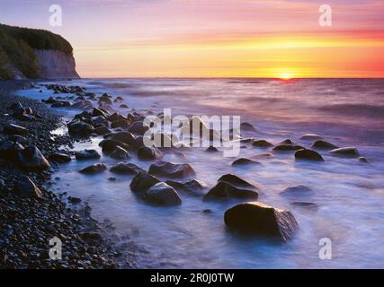 Sonnenaufgang an den Kreideklippen in der Nähe von Sassnitz, Jasmund-Nationalpark, Insel Rugen, Ostseeküste, Mecklenburg-Vorpommern, Deutschland Stockfoto