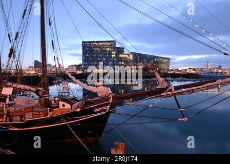 Neues Konzert Harpa und Hafen im Abendlicht, Reykjavik, Island Stockfoto