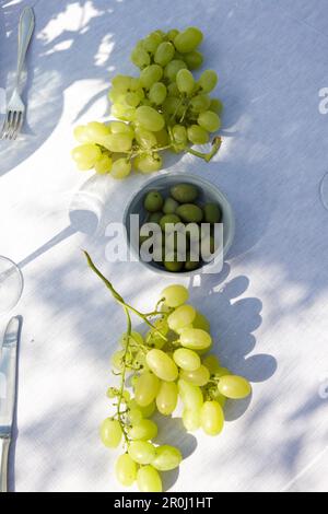 Trauben und Oliven auf dem Tisch, Masseria, Alchimia, Apulien, Italien Stockfoto