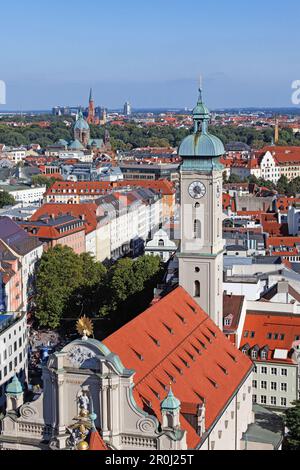 Blick von der Aussichtsplattform des Petersdoms auf die Heilig-Geist-Kirche, München, Oberbayern, Bayern, Deutschland Stockfoto