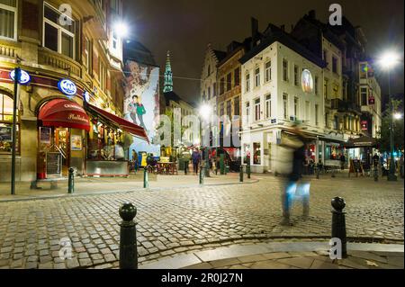 Historische Stadt mit Bars und Restaurants in der Nacht, Brüssel, Belgien Stockfoto