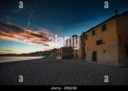 Strand im Sonnenuntergang, Varigotti, Finale Ligure, Provinz von Savona, Ligurien, Italien Stockfoto