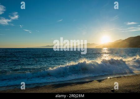 Strand im Sonnenuntergang, Varigotti, Finale Ligure, Provinz von Savona, Ligurien, Italien Stockfoto