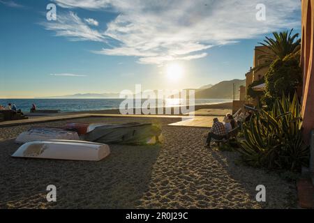 Boote am Strand bei Sonnenuntergang, Varigotti, Finale Ligure, Provinz Savona, Ligurien, Italien Stockfoto