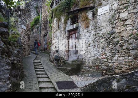Gasse mit Stufen, Ferentillo, Matterella Viertel, Dorf im Tal des Nera Flusses, Valnerina, St. Francis von Assisi, Via Francigena di San Fra Stockfoto