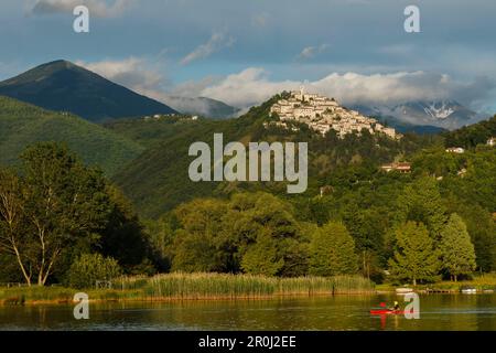 Kajak auf dem Lago di Piediluco, Blick auf Labro, Provinz Rieti, Latium, St. Francis von Assisi, Via Francigena di San Francesco, St. Francis Way, Provinz Stockfoto