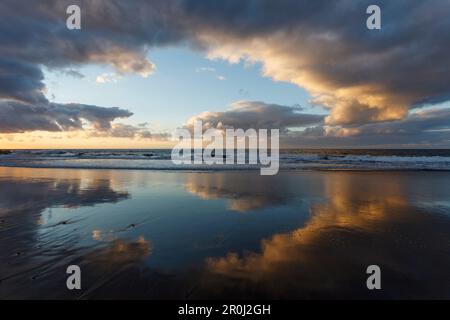 Wolkenreflexion bei Sonnenuntergang, Atlantik, Playa del Risco, Westküste, nahe Agaete, Gran Canaria, Kanarische Inseln, Spanien, Europa Stockfoto