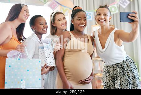 Meine Selbsthilfegruppe ist unschlagbar. Eine Gruppe weiblicher Freunde, die Selfies auf einer Babyparty machen. Stockfoto