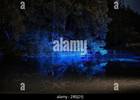 Blautopfbeleuchtung am Abend, Blaubeuren, Baden-Württemberg, Deutschland Stockfoto