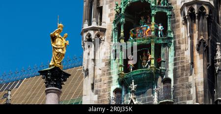 Mariensäule, Mariensaeule am Marienplatz Marktplatz mit Rathaus Glockenspiel, München, Upper Bavaria, Bavaria, Germany Stockfoto