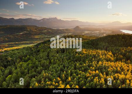 Blick von der Aussichtsplattform auf den Pyramidenkogel Turm, Karawanken, Kärnten, Österreich Stockfoto