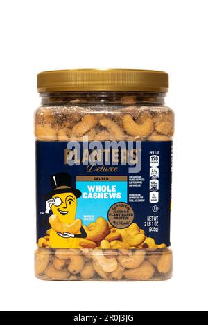 Ein großer Kunststoffbehälter mit Planters Deluxe gesalzenen ganzen Cashews, isoliert auf weißem Hintergrund Stockfoto