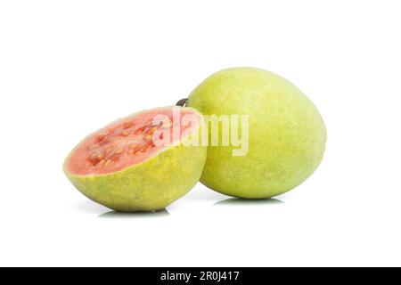 Guava isoliert auf weißem Hintergrund. Guave ganz und halb geschnitten Stockfoto