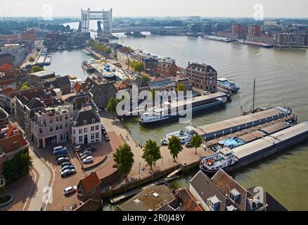 Blick vom Turm von Grote Kerk auf die Altstadt von Dordrecht und die Wasserstraße Oude Maas, Provinz der südlichen Niederlande, Südholland, Niederlande Stockfoto