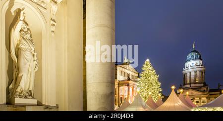 Weihnachtsmarkt auf dem Gendarmenmarkt, französischer Dom, Berlin, Deutschland Stockfoto