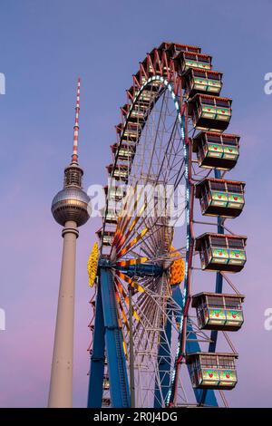 Riesenrad auf dem Weihnachtsmarkt am Alexanderplatz, Alexanderplatz, Berlin, Deutschland Stockfoto