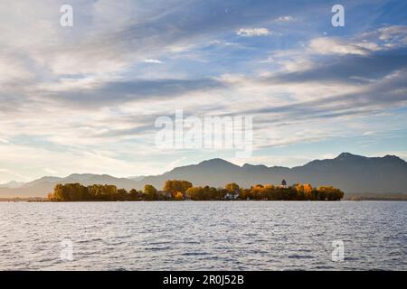 Blick über den Chiemsee, Fraueninsel, in der Nähe von Gstadt, Chiemsee, Chiemgau Region, Bayern, Deutschland Stockfoto