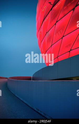 Allianz Arena bei Nacht, Rotlicht, Fußballstadion, München, Bayern, Deutschland Stockfoto