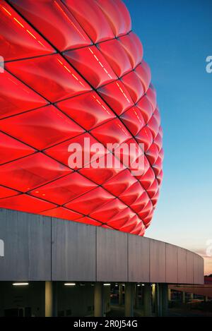 Allianz Arena bei Nacht, Rotlicht, Fußballstadion, München, Bayern, Deutschland Stockfoto