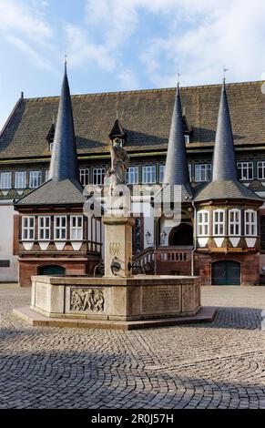 Brunnen und altes Rathaus auf dem Marktplatz, Einbeck, Niedersachsen, Deutschland Stockfoto