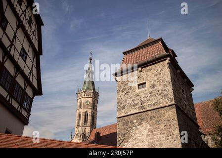 St.-Amandus-Kirchturm und Stadtmauer in Bad Urach, Schwäbische Alpen, Baden-Württemberg, Deutschland Stockfoto