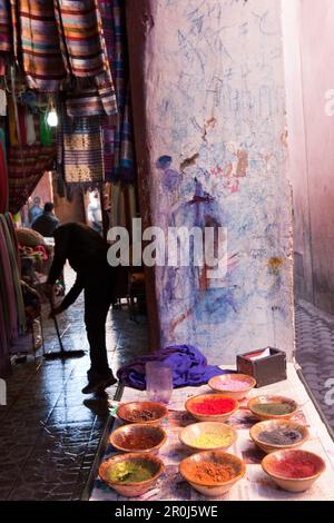 Farbpigmente in einem Geschäft im Stadtteil Färber, Marrakesch, Marokko Stockfoto